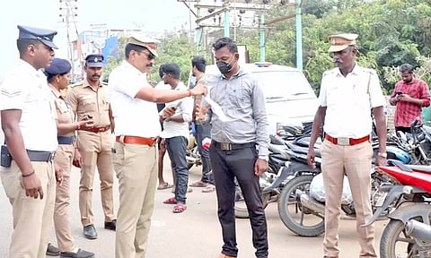 வாகன சட்ட விதிமுறைகளை பின்பற்றாத ஒருவருக்கு போக்குவரத்து இன்ஸ்பெக்டர் ரவிச்சந்திரன் அபராதம் விதித்தார்.