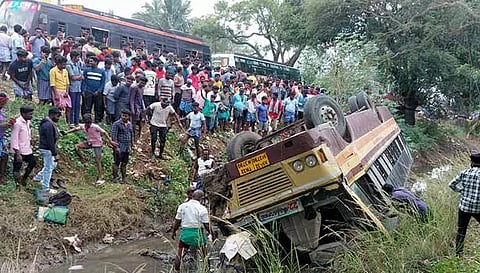 விருத்தாசலம் அருகே பாசன வாய்க்காலில் தலைகீழாக கவிழ்ந்த அரசு பஸ்- 100-க்கும் மேற்பட்டோர் படுகாயம்