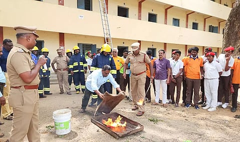 தீயணைப்பு துறை சார்பில் மாணவர்களுக்கு பேரிடர் மீட்பு குறித்து செயல் விளக்க பயிற்சி முகாம் நடந்த போது எடுத்த படம்.
