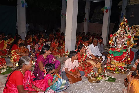 பிரகதீஸ்வரர் கோவிலில் உலக அைமதி ேவண்டி நடந்த 108 திருவிளக்கு பூைஜயில் கலந்து கொண்டவர்களை படத்தில் காணலாம். 