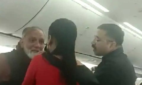 விமான பெண் ஊழியரிடம் அத்துமீறல்... பயணியை கீழே இறக்கிவிட்டனர்