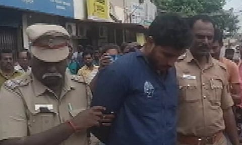 வங்கியில் பட்டப்பகலில் கொள்ளை முயற்சி- "துணிவு" படம் பார்த்து கொள்ளையடிக்க வந்ததாக வாக்குமூலம்