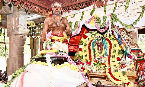 கோமுக்தீஸ்வரர் கோவிலில் பொற்கிழி வழங்கும் விழா நடந்தது.