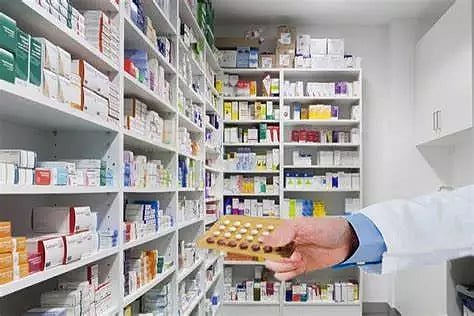 மருத்துவமனைகளாக மாறும் மருந்து கடைகள்