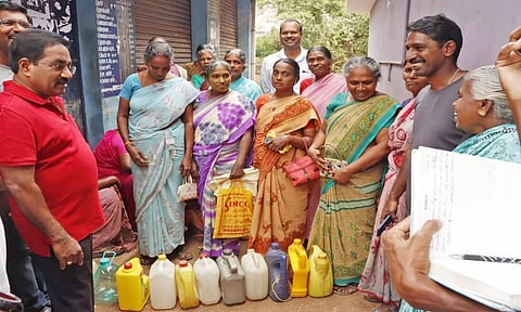ரேஷன் கடையில் மேயர் மகேஷ் ஆய்வு செய்து, பொதுமக்களிடம் குறைகள் கேட்டறிந்தார்.