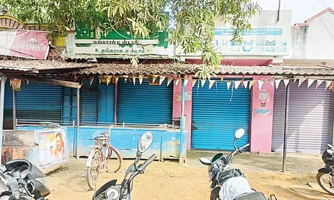 கல்லாலங்குடி ஊராட்சியில் கடைகள் அடைக்கப்பட்டிருந்த காட்சி.