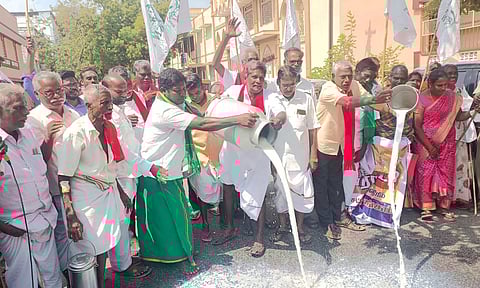 பாலை தரையில் கொட்டி உற்பத்தியாளர்கள் போராட்டத்தில் ஈடுபட்ட காட்சி.