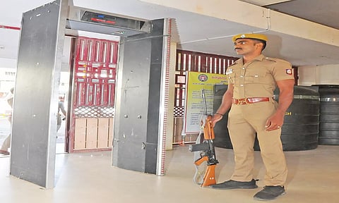 குடியரசு தினவிழா நடைபெறும் அண்ணா விளையாட்டு அரங்கத்தில் துப்பாக்கி ஏந்திய போலீஸ் பாதுகாப்பு பணியில் ஈடுபட்டத்தை படத்தில் காணலாம்.