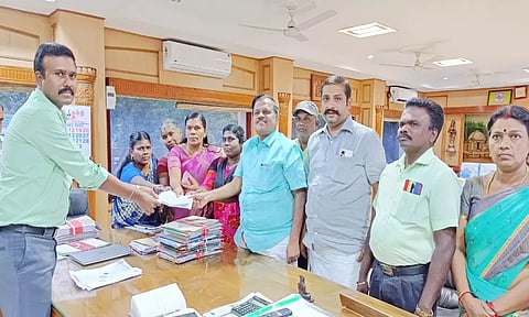 தளவாய்சுந்தரம் எம்.எல்.ஏ., கலெக்டரிடம் மனு அளித்த காட்சி.