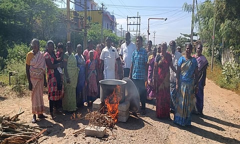 கஞ்சி காய்ச்சும் போராட்டத்தில் ஈடுபட்ட மக்கள்.