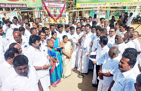ஒத்தக்கடையில் அ.தி.மு.க. ஓ.பி.எஸ். அணி சார்பில் மொழிப்போர் தியாகிகளுக்கு மரியாதை ெசலுத்தப்பட்டது.