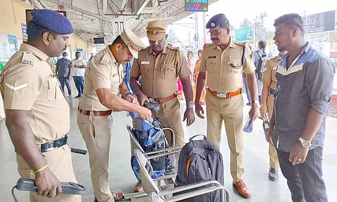 கும்பகோணம் ரெயில் நிலையத்தில் பயணிகள் உடமைகளை போலீசார் சோதனை செய்தனர்.