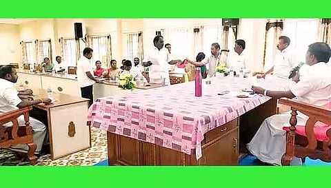 தேவகோட்டை நகராட்சி சிறப்பு கூட்டம் தலைவர் சுந்தரலிங்கம் தலைமையில் நடந்தது.