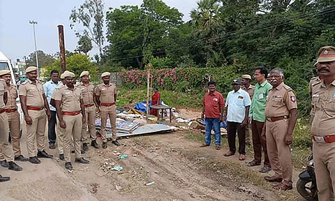 மொரட்டாண்டி டோல்கேட் அருகே சாலையோர ஆக்கிரமிப்புகளை மண்டல துணை தாசில்தார் அருள்மொழி தலைமையில் போலீசார் அகற்றிய போது எடுத்த படம்.