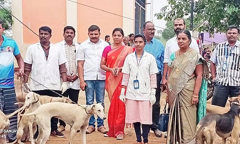 வெறிநோய் தடுப்பூசி முகாம் நடந்த போது எடுத்த படம்.