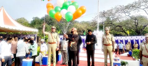 குடியரசு தினவிழாவில் கலெக்டர் ஜானிடாம் வர்கீஸ் தேசிய கொடியை ஏற்றி வைத்து வண்ண பலூன்களை பறக்கவிட்டார்.
