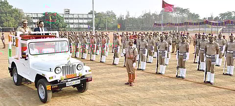சிவகங்கை மாவட்ட கலெக்டர் அலுவலக விளையாட்டு மைதானத்தில் நடந்த குடியரசு தின விழாவில் மாவட்ட கலெக்டர் மதுசூதன்ரெட்டி தேசியக் கொடியை ஏற்றி வைத்து போலீசாரின் அணிவகுப்பு மரியாதையை ஏற்றுக் கொண்டார்.