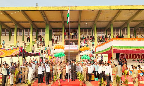 கடலூரில் கலெக்டர் பாலசுப்பிரமணியம் தேசியக்கொடி ஏற்றினார். அருகில் அய்யப்பன் எம்.எல்.ஏ, கூடுதல் கலெக்டர் பவன்குமார் கிரியப்பனவர், மாவட்ட போலீஸ் சூப்பிரண்டு சக்தி கணேசன்,மேயர் சுந்தரி ராஜா உள்ளனர்.