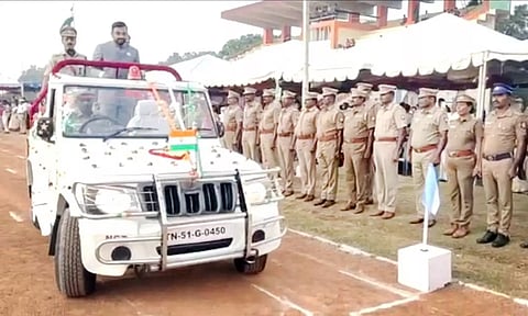 நாகை மாவட்ட விளையாட்டு மைதானத்தில் 74 வது குடியரசு தின விழாவில் மாவட்ட கலெக்டர் அருண் தம்புராஜ் தேசியக்கொடி ஏற்றி வைத்து காவல்துறை அணிவகுப்பை ஏற்றுக் கொண்டார்.