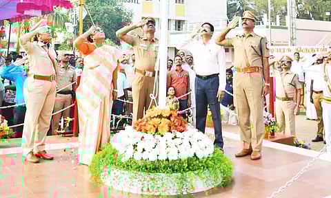 மயிலாடுதுறை மாவட்டம், சாய் விளையாட்டு அரங்கத்தில் மாவட்ட கலெக்டர் லலிதா தேசியக்கொடியை ஏற்றினார்.