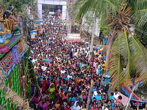 கெங்கையம்மன் கோவில் மகா கும்பாபிஷேகத்திற்கு வந்த பக்தர்களை படத்தில் காணலாம். 