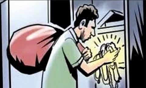 அடகு கடையில் 4 பவுன் நகை திருட்டு