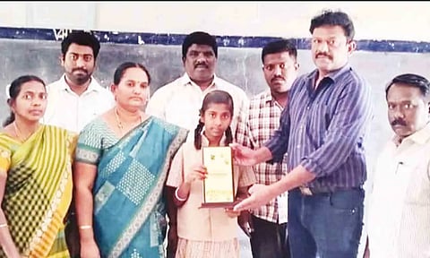 போட்டியில் வெற்றிபெற்ற மாணவிக்கு பரிசு வழங்கப்பட்ட காட்சி.