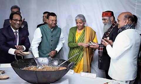 மத்திய பட்ஜெட்டுக்கு முன் அல்வா கிண்டிய நிர்மலா சீதாராமன்