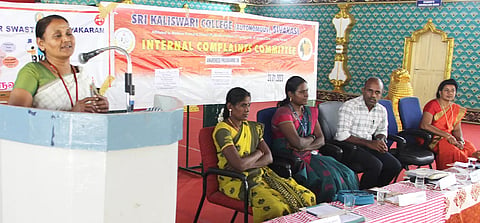 விழிப்புணர்வு நிகழ்ச்சியில் பங்கேற்றவர்கள்.