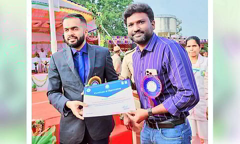 மாவட்ட கலெக்டர் ஆகாஷ், மருத்துவமனை நிர்வாக தலைவர் டாக்டர் அன்பரசனிடம் பாராட்டு சான்றிதழை வழங்கியபோது எடுத்த படம்.