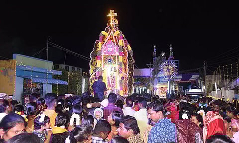 திருவிழா சப்பர பவனியில் கலந்து கொண்டவர்கள்.