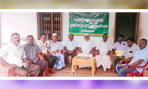 வியாபாரிகள் முன்னேற்ற பாதுகாப்பு சங்கத்தின் நிர்வாக குழு கூட்டம் நடந்த போது எடுத்தபடம்.