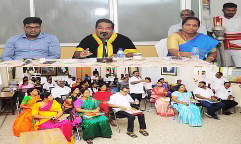 கூட்டத்தில் மேயர் மகேஷ் பேசிய காட்சி.