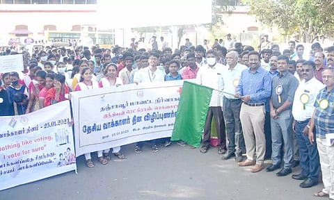 தஞ்சையில் தேசிய வாக்காளர் தின விழிப்புணர்வு பேரணியை கலெக்டர் தினேஷ் பொன்ராஜ் ஆலிவர் கொடியசைத்து தொடங்கி வைத்தார்.