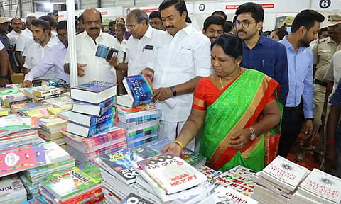 புத்தக கண்காட்சியை அமைச்சர்கள் மு.பெ.சாமிநாதன், , என்.கயல்விழி செல்வராஜ் ஆகியோா் தொடங்கி வைத்து பார்வையிட்ட காட்சி. அருகில் கே.சுப்பராயன் எம்.பி., செல்வராஜ்எம்.எல்.ஏ., மேயா் தினேஷ்குமாா், துணை மேயா் பாலசுப்பிரமணியம், மாநகராட்சி ஆணையா் கிராந்திகுமாா் பாடி, மாவட்ட வருவாய் அலுவலா் ஜெய்பீம், சப்-கலெக்டர் ஸ்ருதன் ஜெய் நாராயணன் மற்றும் பலர் உள்ளனர். 