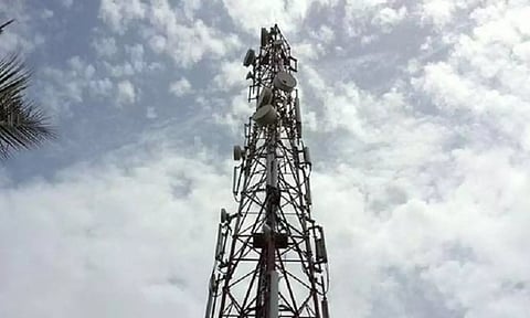 செல்போன் கோபுரம் மீது ஏறி மிரட்டல் விடுத்த பெண் மீது வழக்கு
