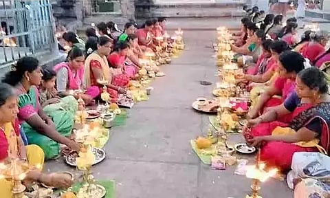 பெரம்பலூர் பிரம்மபுரீசுவரர் கோவிலில் திருவிளக்கு பூஜை