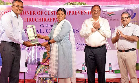 இன்ஸ்பெக்டர் விஜயஅனிதாவுக்கு திருச்சி சுங்க ஆணையர் அணில் விருது வழங்கிய காட்சி.