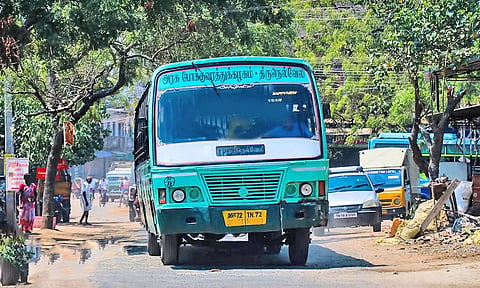 நெல்லை-காயல்பட்டினம் இடையே அடிக்கடி மாயமாகும் அரசு பஸ்கள்- வியாபாரிகள், பயணிகள் அவதி