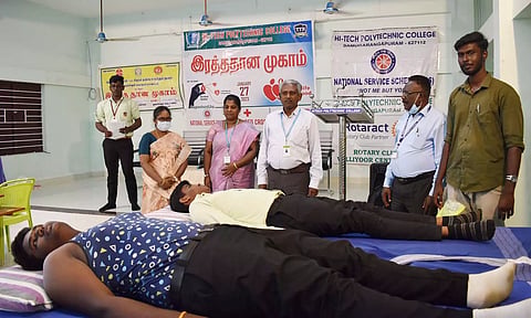 ரத்த தான முகாம் நடைபெற்றபோது எடுத்த படம்.