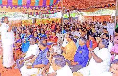 உண்ணாவிரத போராட்டத்தில் கலந்து கொண்டவர்களை படத்தில் காணலாம்.