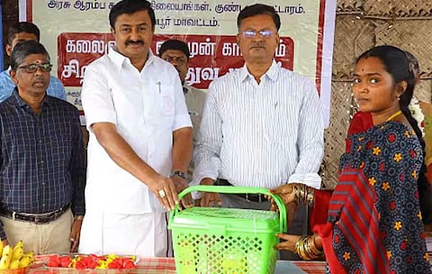 நிகழ்ச்சியில் ஒரு பெண்ணுக்கு மருந்து பெட்டகத்தை அமைச்சர் மு.பெ.சாமிநாதன் வழங்கிய காட்சி. 