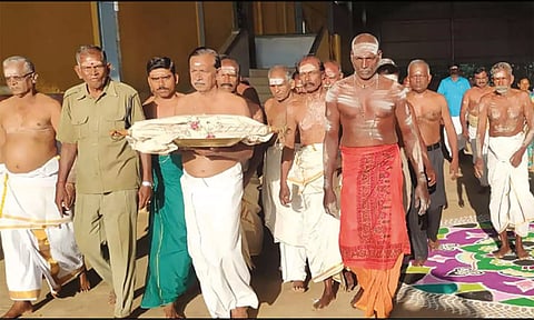 தைப்பூச திருவிழாவையொட்டி கொடிப்பட்டத்தை ஊர்வலமாக கொண்டு சென்றபோது எடுத்த படம்.