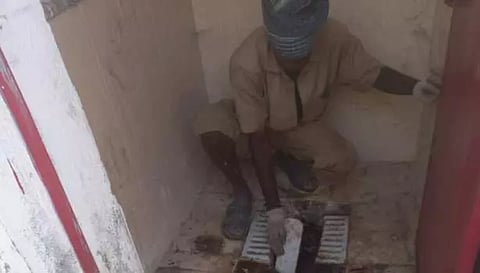 மனித கழிவுகளை மனிதர்களே அள்ளிய அவலம்- குற்றச்சாட்டுக்கு பேரூராட்சி செயல் அலுவலர் விளக்கம்