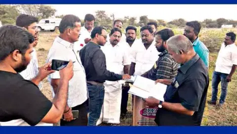  விளையாட்டு அரங்கம் அமைப்பதற்கான இடத்தை அய்யப்பன் எம்.எல்.ஏ. மற்றும் அதிகாரிகள் நேரில் பார்வையிட்டு ஆய்வு செய்தனர்.