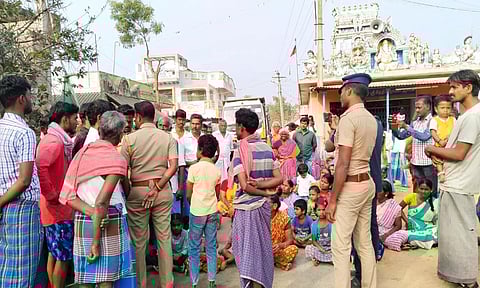 சாலைமறியலில் ஈடுபட்டுள்ள மாமங்கலம் கிராம மக்களை படத்தில் காணலாம்.