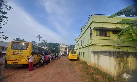 கல்லூரி விடுதி கட்டிடத்தில் மாணவர் சுமித்திரன் தூக்கில் பிணமாக தொங்குவதை படத்தில் காணலாம்.