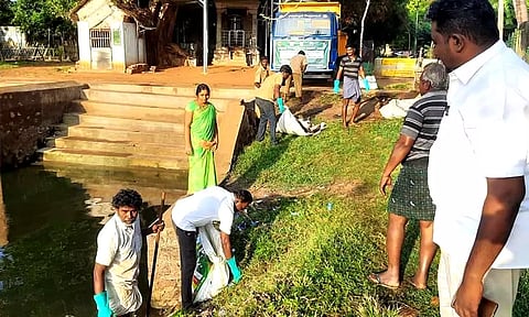 விநாயகர் கோவில் குளக்கரையில் தூய்மை பணி நடைபெற்றபோது எடுத்த படம்.