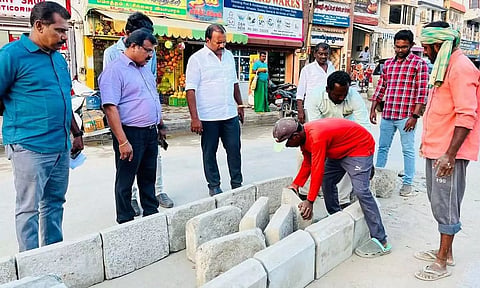 தூத்துக்குடி வி.இ.ரோட்டில் புதிய ரவுண்டானா அமைய உள்ள பகுதியில் மேயர் ஜெகன் பெரியசாமி ஆய்வு மேற்கொண்ட காட்சி.
