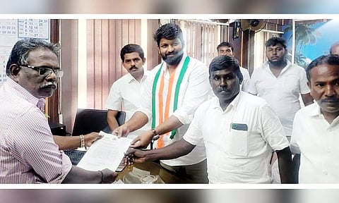 போக்குவரத்து கழக பொது மேலாளரிடம் ஊர்வசி அமிர்தராஜ் எம்.எல்.ஏ. மனு அளித்த காட்சி.